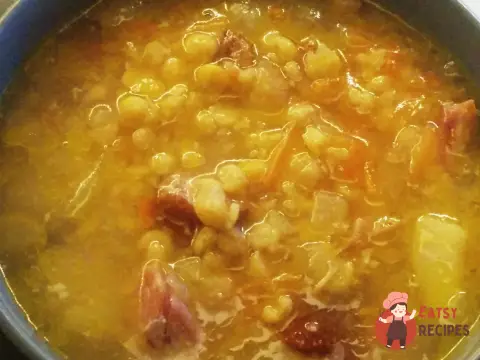 Гороховий суп з копченими ребрами