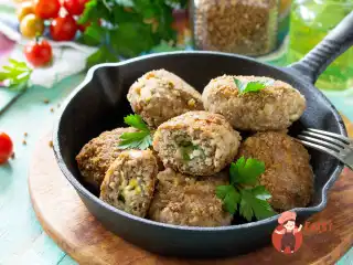 Зрази з гречки із зеленою цибулею та яйцем