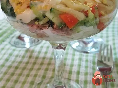 Листковий салат з тунцем та сиром
