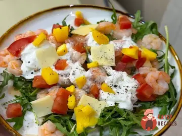 Салат із креветками, манго та страчателою
