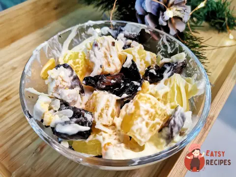 Салат з курки з ананасами, грибами та сиром