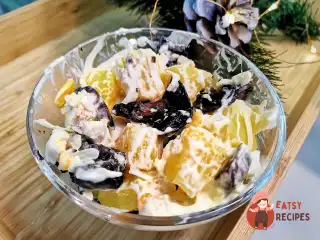 Салат з курки з ананасами, грибами та сиром