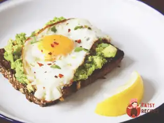 Яєчня на тості з авокадо