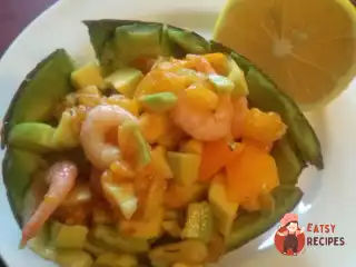 Салат з авокадо та креветок