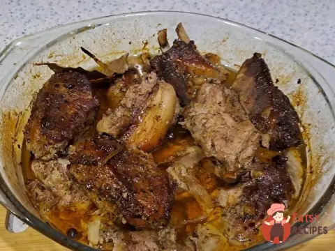 Свинина з цибулею в духовці