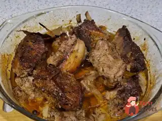 Свинина з цибулею в духовці