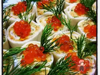 Рулетики з червоною рибою та ікрою