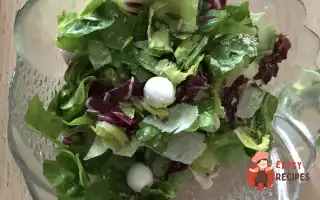Салатне Листя З Моцарелою