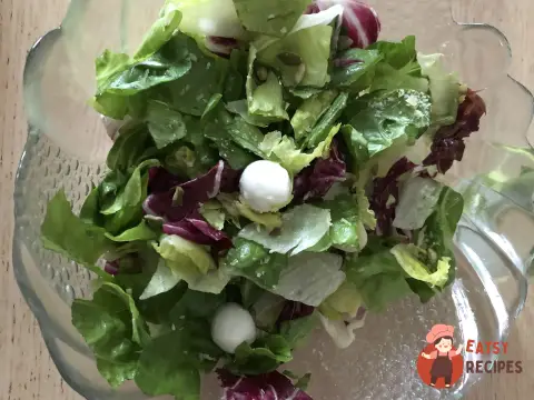Салатне листя з моцарелою