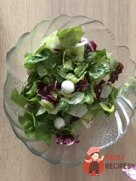 Салатне листя з моцарелою