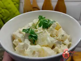Салат з курки з ананасом та сиром