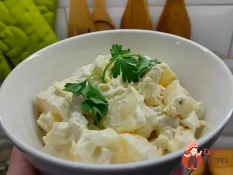 Салат з курки з ананасом та сиром