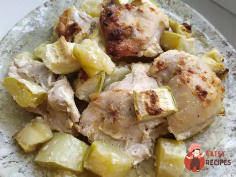 Філе курячого стегна з кабачками