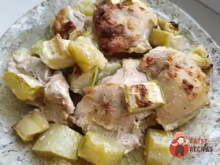 Філе курячого стегна з кабачками