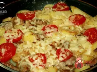 Свинина з картоплею, запечена під сиром на сковороді «французькою»