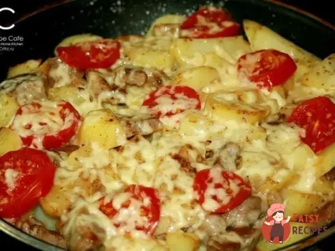 Свинина з картоплею, запечена під сиром на сковороді «французькою»