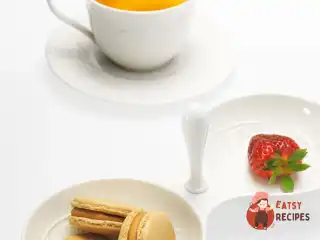 Тістечка макарони з солоною карамеллю