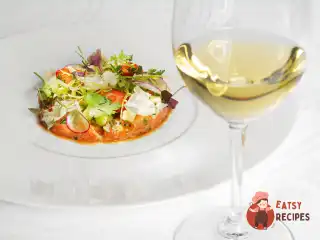 Тартар із лосося в пряному соусі з авокадо та кінзою