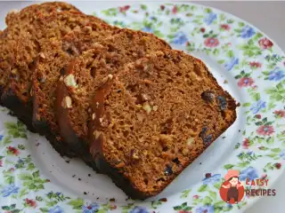 Кекс зі згущеним молоком, горіхами та родзинками