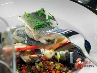 Морський окунь, зварений у качиному жирі