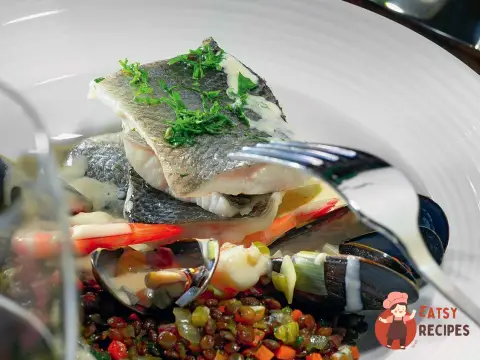 Морський окунь, зварений у качиному жирі