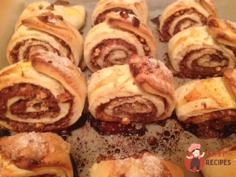 Булочки з корицею, горіхами та цукром