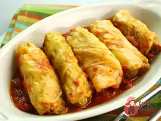 Голубці зі свіжої капусти з обсмаженими фісташками та кедровими горішками