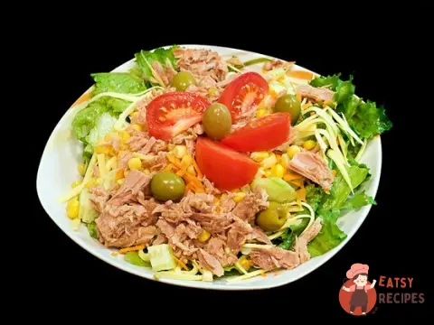 Салат із тунця, маслин та помідорів з соусом ромеско.