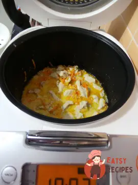 Куряче філе в мультиварці з морквою та цибулею