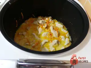 Куряче філе в мультиварці з морквою та цибулею