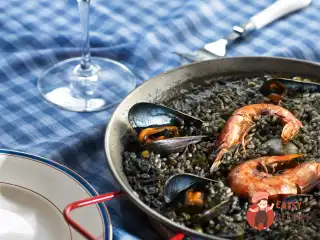 Чорна паелья з креветками