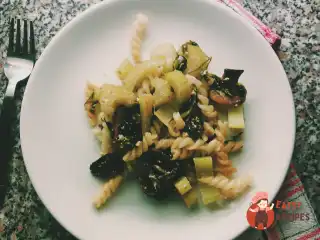 Салат з макаронами, селери та грибами