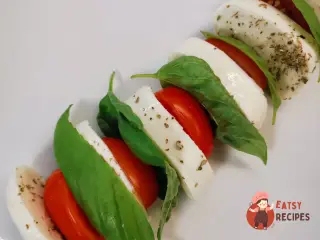 Крок 7: Класичний салат капрезе з майораном