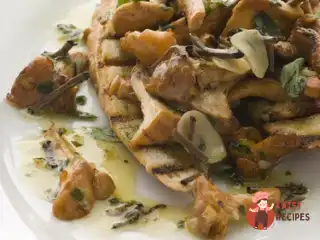 Теплий салат з грибами та зеленню