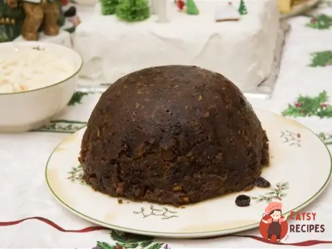 Пудинг з яблуками, родзинками та цукатами