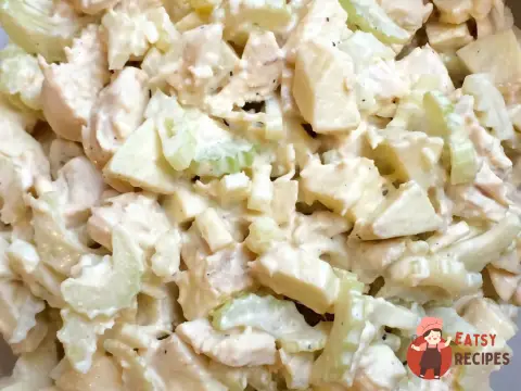 Салат з курячого філе з селери та яблуками