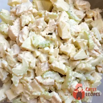 Салат з курячого філе з селери та яблуками