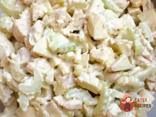 Салат з курячого філе з селери та яблуками