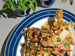 Тушкована курка з фініками