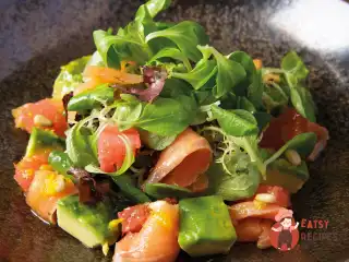 Cалат з грейпфрутом, лососем та авокадо