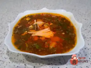 Зелений борщ на курячому бульйоні з буряком