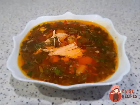Зелений борщ на курячому бульйоні з буряком