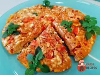 Яєчня з беконом та томатами