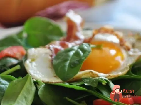 Яєчня з ковбасками та руколою