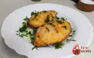 Запечений батат із сиром і шинкою