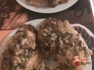 Курячі грудки запечені в горіхово-цибульно-грибному соусі