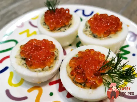 Яйця, фаршировані ікрою та зеленню