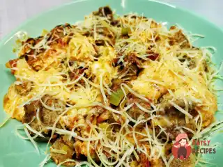 Сирна яєчня з м'ясними ковбасками та оливками