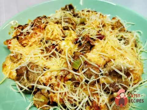 Сирна яєчня з м'ясними ковбасками та оливками