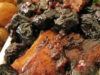 Свиняча корейка з чорносливом, яблуками та вершками